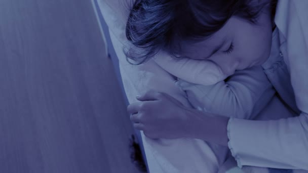 Canavar küçük kızlar yatağın altından çıkıyor. kabus çocuk. Cadılar Bayramı — Stok video