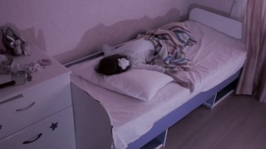 Canavar küçük kızlar yatağın altından çıkıyor. kabus çocuk. Cadılar Bayramı
