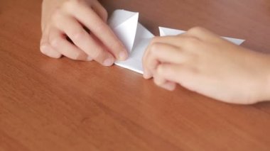 Küçük çocuk kağıt sanat origami üzerinde çizim. hobi el sanatları