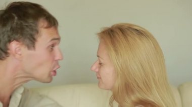 erkek ve kadın mücadele. aile kavgası. Aile içi şiddet. kötü adamların Not