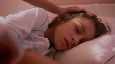 Anne kızı yatırıyor. Bebek Uyku