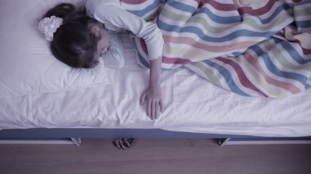 Monstruo saliendo de debajo de la cama de las niñas. niña pesadilla. Halloween. — Vídeos de Stock