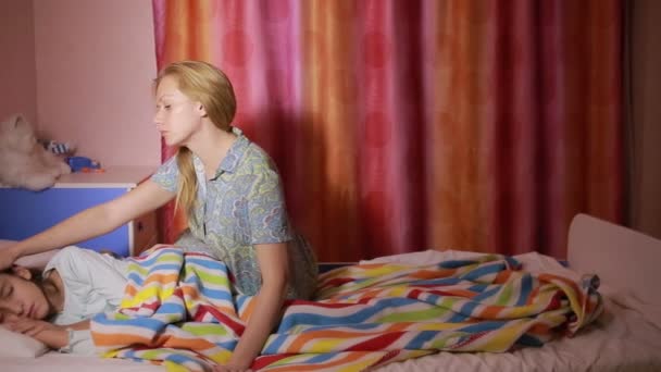 Matka dává dcery do postele. dětský spánek — Stock video