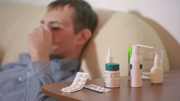 Homme malade couché dans le lit souffrant virus ayant des comprimés de médicaments. pilule à boire — Video