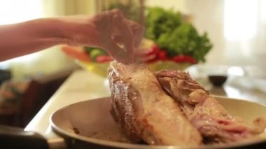 kızarmış et parçası. dumanı tüten