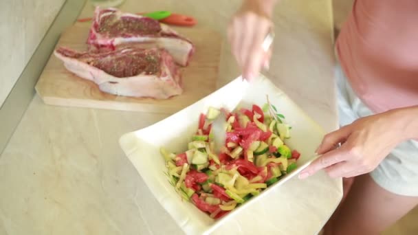 Приготовление салатов. Здоровые овощи на кухне. приготовление обеда — стоковое видео