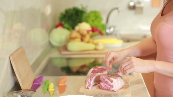 Frau bereitet das Fleisch in der Küche zu. Hausmannskost. Rindersteaks — Stockvideo