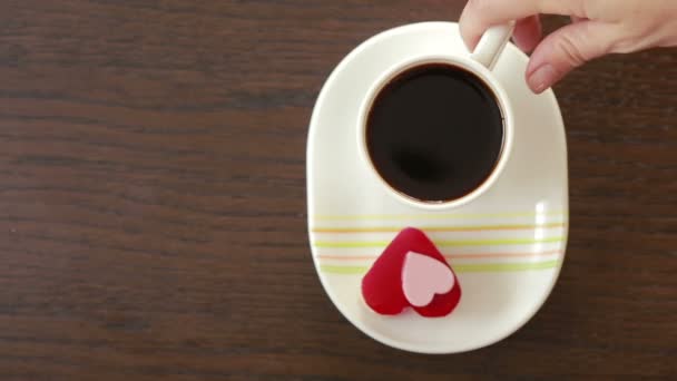 Café con forma de corazón crema. Día de San Valentín. desayuno — Vídeos de Stock