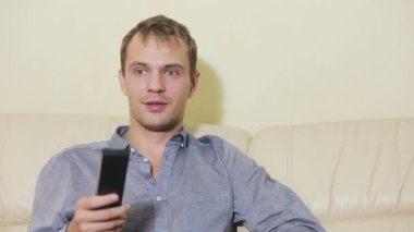 mutluluk adam evde televizyonun uzaktan kumanda ile