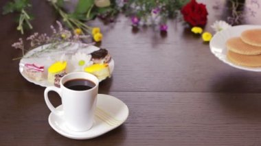 Siyah çay ve kahve kupalar. bir içki ve tatlı içeren tablo. Yukarıdan görüntülemek