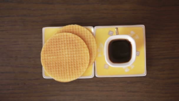 Wafel en koffie. houten tafel — Stockvideo