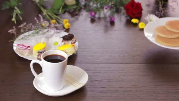 Té negro y café en tazas. mesa con una bebida y postre. vista desde arriba — Vídeo de stock