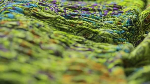 Têxtil indiano com ornamento. close-up. pano colorido — Vídeo de Stock