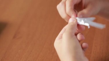 Küçük çocuk kağıt sanat origami üzerinde çizim. hobi el sanatları