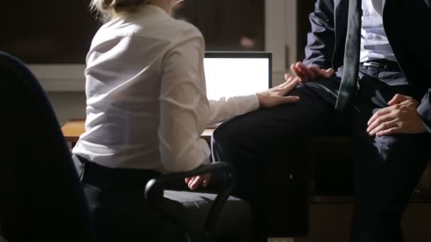 Les relations sexuelles au travail. Les jeunes couples d'affaires ont des relations sexuelles sur le lieu de travail . — Video