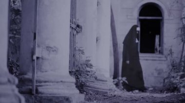 zombi rahibe. şeytani kadın Rahibe kostüm tapınağın yürüyüş. Cadılar Bayramı