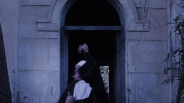 zombi rahibe. şeytani kadın Rahibe kostüm tapınağın yürüyüş. Cadılar Bayramı