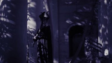 boynuzlu cadı hayalet kale kalıntıları yürür. Halloween korku