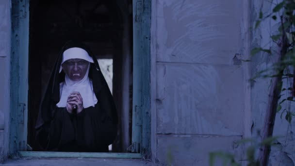 Freira zombie. Mulher diabólica disfarçada de freira a andar pelo templo. Dia das Bruxas — Vídeo de Stock