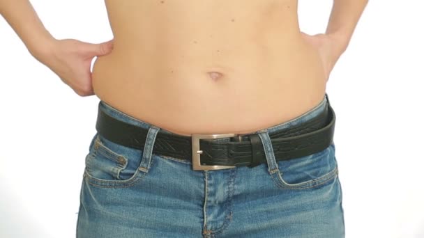 Donna pancia grassa. Sovrappeso e perdita di peso concetto. ragazza tira lo stomaco — Video Stock