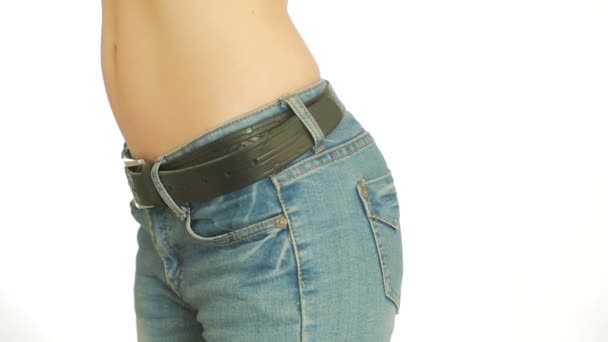 Kvinna tjock mage. Övervikt och vikt förlust koncept. flicka drar magen — Stockvideo