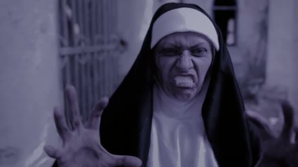 Zombie non. duivelse vrouw in non kostuum wandelen rond de tempel. Halloween — Stockvideo