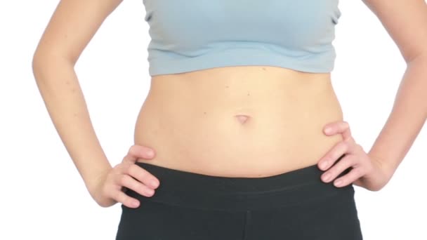 Mujer vientre gordo. masaje al vacío del abdomen. chica tira del estómago — Vídeo de stock