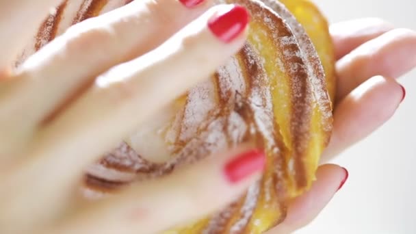 Η έννοια του φύλου. το ντόνατ τρύπα περιλαμβάνει τα δάχτυλα. λάτρεις του φαγητού — Αρχείο Βίντεο