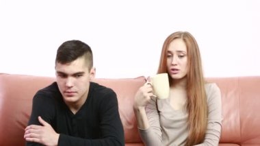 güzel genç çift çatışma bir kanepede oturan iddia mutsuz