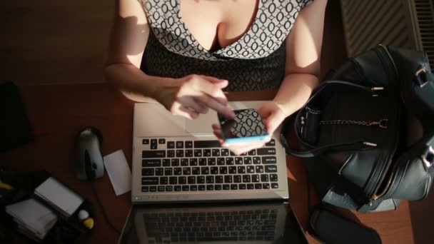 Busty sexy biznes kobieta pracuje dla laptopa. Widok z góry — Wideo stockowe