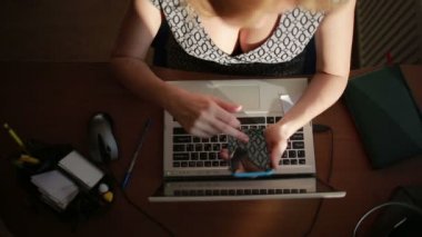 Busty seksi iş kadını bir laptop için çalışıyor. Üstten Görünüm