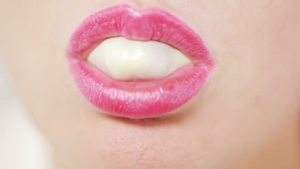 Person doing bubble with chewing gum on bright background — Stock Video