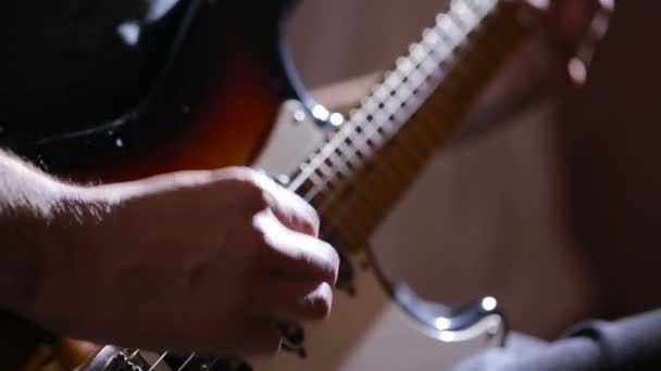 Mani d'uomo che suonano la chitarra elettrica. Tecnica di curvatura. musicista rock — Video Stock