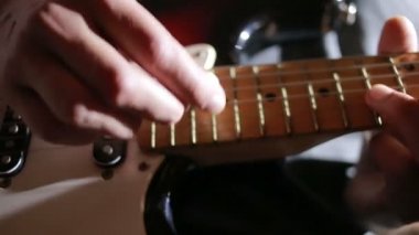 Elektro gitar çalmak adam elinde. Teknik viraj. rock müzisyeni