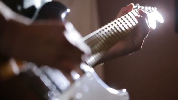 Kezét a férfi játszik elektromos gitár. Hajlítsa meg a technika. rock and roll zenész — Stock videók