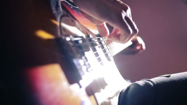 Kezét a férfi játszik elektromos gitár. Hajlítsa meg a technika. rock and roll zenész — Stock videók