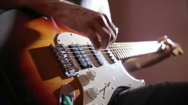 Mani d'uomo che suonano la chitarra elettrica. Tecnica di curvatura. musicista rock — Video Stock