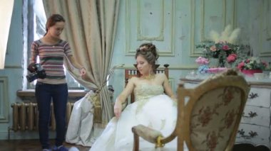 Genç fotoğrafçı gelin fotoğraf çekmek