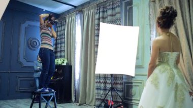 Genç fotoğrafçı gelin fotoğraf çekmek