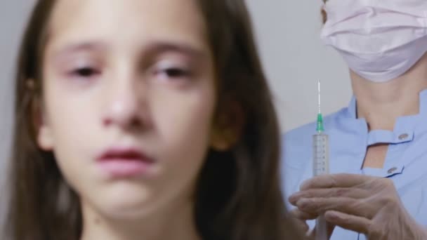 Liten flicka är rädd för doktorn med en spruta. barn skriker rädd injektion — Stockvideo