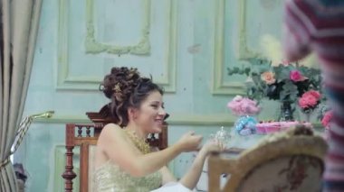 Genç fotoğrafçı gelin fotoğraf çekmek