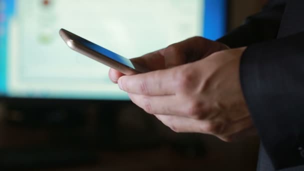 Närbild av en man som använder smarta mobiltelefon. bakgrunden bildskärmen — Stockvideo