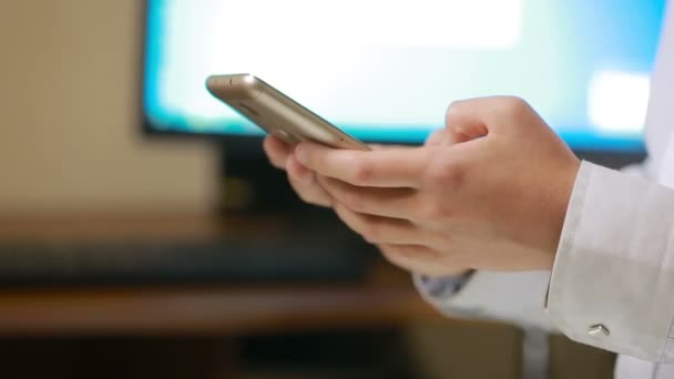 Primer plano de un niño utilizando el teléfono inteligente móvil el monitor de fondo — Vídeo de stock