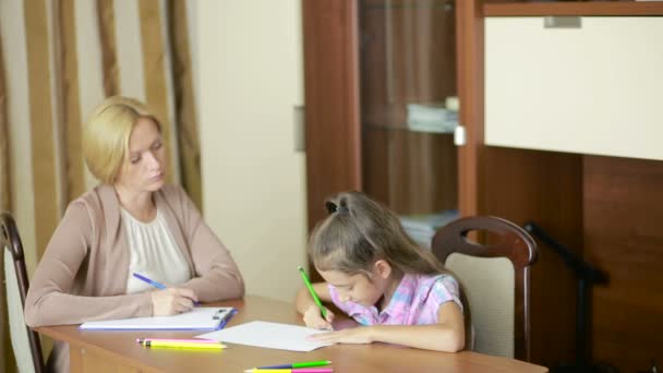 Kinderpsycholoog met een klein meisje. Childrens psychologische counseling — Stockvideo