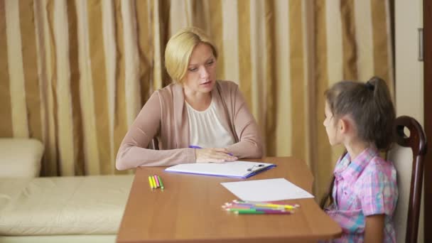 Παιδοψυχολόγος με ένα μικρό κορίτσι. ψυχολογική συμβουλευτική παιδιών — Αρχείο Βίντεο