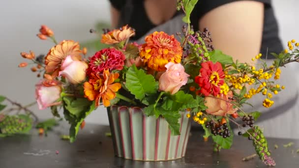 Флорист готовит букет цветов для продажи клиентам — стоковое видео