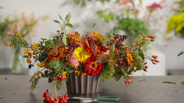 Floristería prepara un ramo de flores para la venta a los clientes — Vídeos de Stock