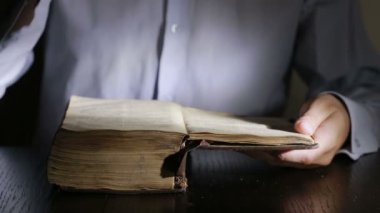 Akıllı adam gece geç saatlerde eğitim, Danışma ve kitap okumak oturuyor