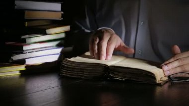 Akıllı adam gece geç saatlerde eğitim, Danışma ve kitap okumak oturuyor