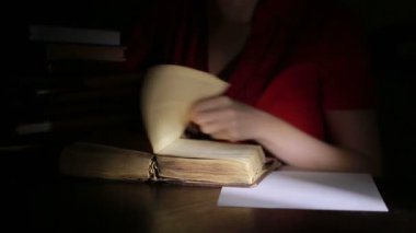 Akıllı adam gece geç saatlerde eğitim, Danışma ve kitap okumak oturuyor